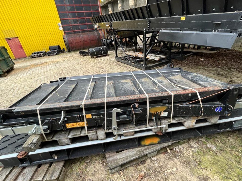 SM 620 - Rear-conveyor 3M with windsifter and discharge belt.